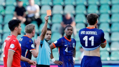 Con trai Van Bommel có 2 phút thảm họa tại U21 châu Âu